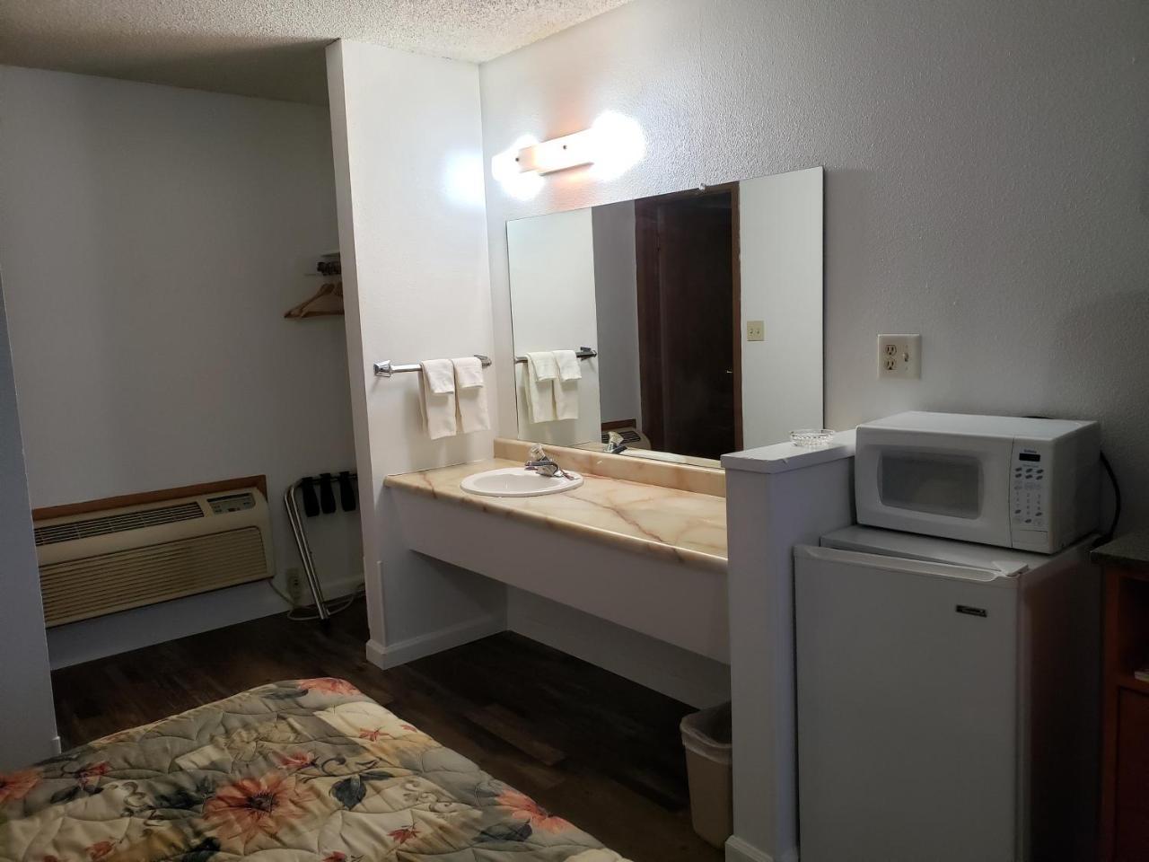 פאלון Budget Inn מראה חיצוני תמונה