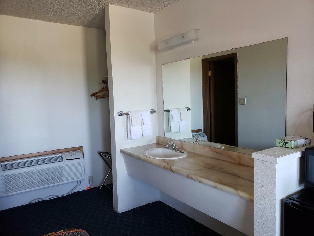 פאלון Budget Inn מראה חיצוני תמונה